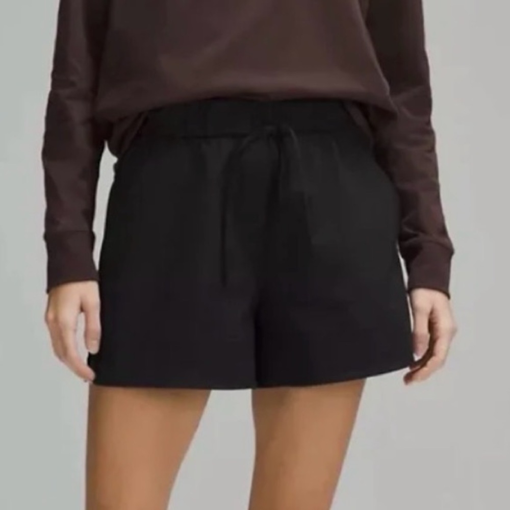 Lululemon Cinchable waist woven short size large in black 3.5” inseam